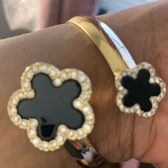 CLOVER EARRINGS AND BRACELET SET FOR BIGGER WRIST GREAT QUALITY - Picture 3 of 4